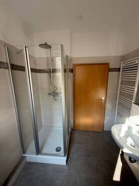 Bad mit Dusche - 