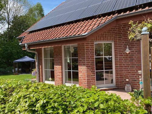 Südseite mit Terrasse - Energieeffizientes Einfamilienhaus (A+) mit Erdwärmepumpe & PV in ruhiger Lage von Spenge