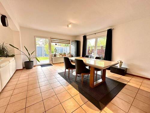 Großer Essbereich mit Ausgang in den Garten - 