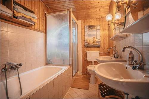 Ein zusätzliches Badezimmer mit Badewanne - 