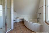 mit Dusche und Badewanne - 