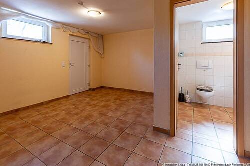 Zimmer mit Bad im Kellergeschoss - 