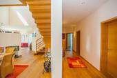 Diele mit Blick in den Wohnbereich - 7 Zimmer Einfamilienhaus in Hirschaid