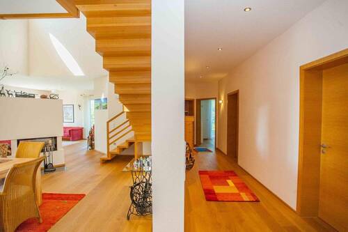 Diele mit Blick in den Wohnbereich - 7 Zimmer Einfamilienhaus in Hirschaid