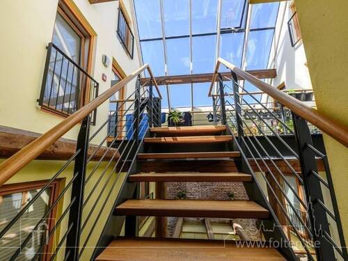 Treppenaus und Glas-Dachelement - 6 Wohnungen - Vollvermietetes Baudenkmal in der Altstadt von Leer