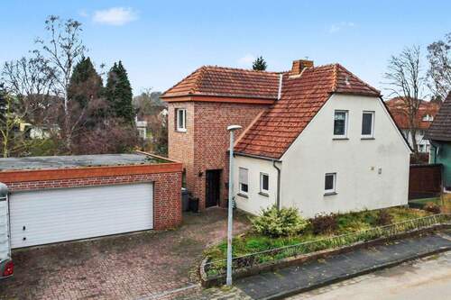 Ansicht - Viel Platz in Oetinghausen: begehrtes Zweifamilienhaus mit Doppelgarage