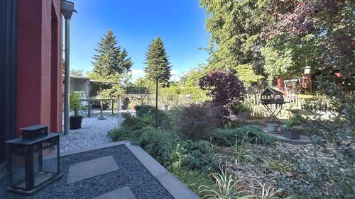 Grundstück und Weg am Haus - 