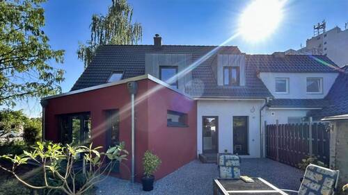 Hinteransicht von der Terrasse - 4 Zimmer Doppelhaushälfte in Lübeck