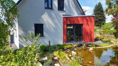 Giebelansicht mit Gartenteich - 