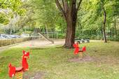 Gepflegter Hof mit Spielplatz - 