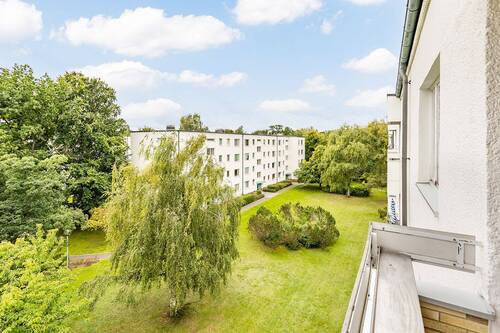 Ruhige DG-Wohnung mit Balkon ins Grüne - Freie sonnige 3,5-Zi. Wohnung im Grünen - Raum für neue Ideen