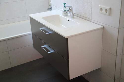 Bad - Waschb. mit Unterschrank - 4 Zimmer Etagenwohnung zum Kaufen in Unterhaching