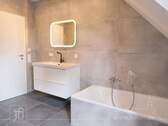 Bad mit Wanne und Dusche im OG - 
