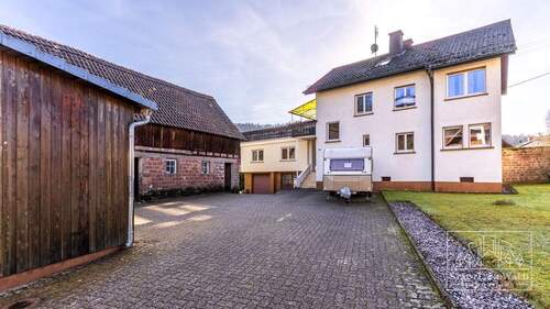 Aussenansicht von Hof - 1 Zimmer Mehrfamilienhaus, Wohnhaus in Niederschlettenbach