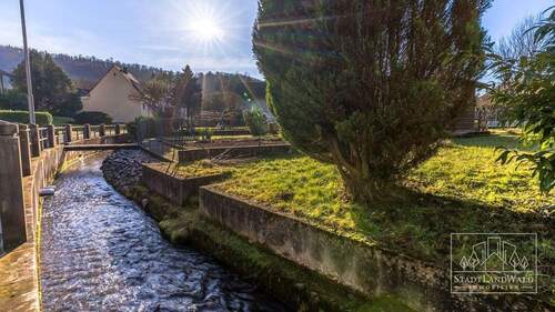 Garten mit Bachlauf - 