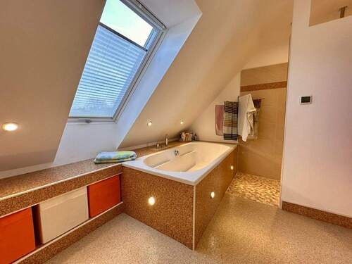 Luxuriöses Badezimmer im DG - 