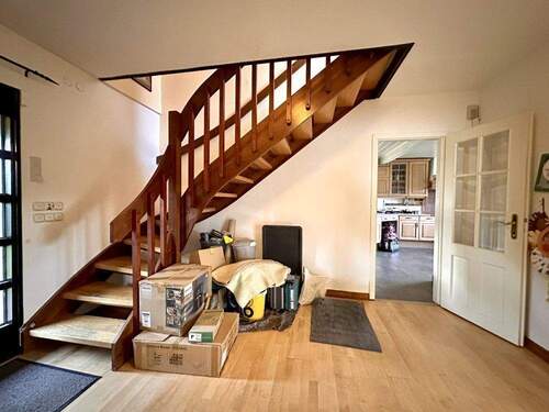 Flur im Erdgeschoss mit Aufgang ins DG - 