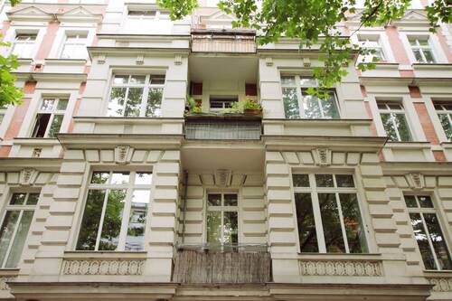 Fassade - Bezugsfrei ab 012029: Stilvolle Altbauwohnung mit 3 Zimmern im Kollwitz-Kiez
