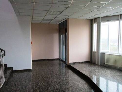 Treppenhaus mit Fahrstuhl - Büro mit 480,00 m&sup2; in Kassel zur Miete
