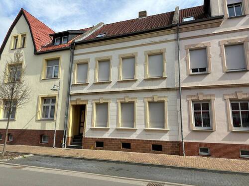 Hausansicht - Reihenmittelhaus mit Potenzial in 29410 Salzwedel. Platz für die ganze Familie – mit Garten und Ausbaureserve.