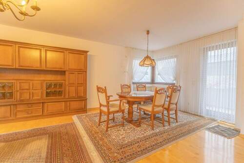 Wohn-Esszimmer mit Zugang zum Balkon - 