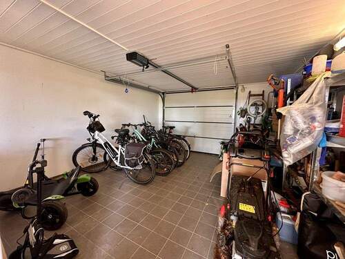 Garage mit elektrischen Tor - 