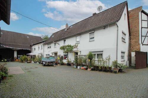 Hausansicht Einfahrt - Vielseitiges Mehrfamilienhaus mit Scheune & 6 Garagen in ruhiger Sackgasse von Liederbach