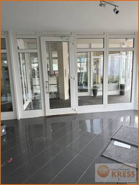 Bild 1 - Zentral gelegen, hell u. ebenerdig LadenlokalBüro in Schlüchterns 'Neuer Mitte', 2 Pkw Stellplätzen