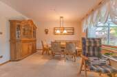 Großes Wohn-Esszimmer mit Zugang zum Wintergarten - 
