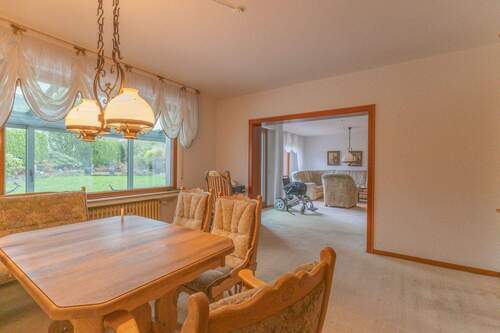 Großes Wohn-Esszimmer mit Zugang zum Wintergarten - 