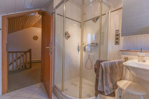  Tageslichtbad mit Dusche im OG - 