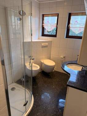 Bad mit Dusche - 