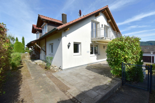 Hausansicht - Bezugsfreie Doppelhaushälfte mit fantastischem Seeblick in ruhiger Lage