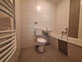 gefliestes Bad mit Wanne - 2 Zimmer Etagenwohnung in Görlitz