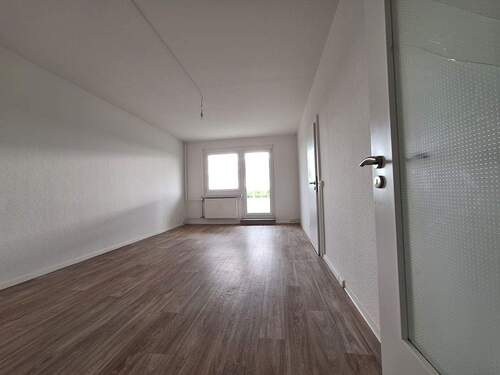 Wohnzimmer mit Balkon - 