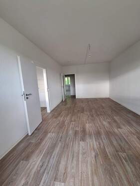 geräumiges Wohnzimmer - 