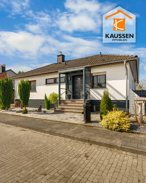 Hausansicht - Freistehender Bungalow mit Garage und Garten sowie 2 Wintergärten in guter Wohnlage von Merkstein!