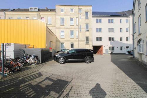 Rückwärtige Ansicht mit Parkplätzen - 