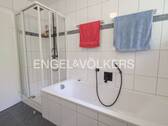 ... mit Wanne und Dusche. - 