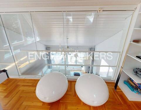 ... und Blick ins Wohnzimmer. - 