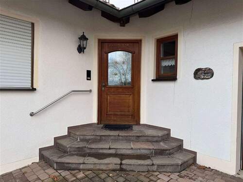 Blick zum Hauseingang - 