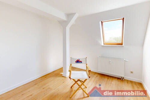 Helles Schlafzimmer mit Dachfenster - 