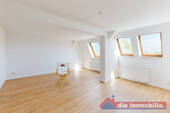 Heller Wohnbereich mit Dachfenstern und moderner Bodenoptik - 2 Zimmer Etagenwohnung zur Miete in Magdeburg