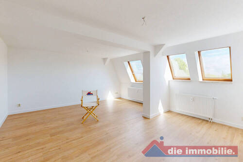 Heller Wohnbereich mit Dachfenstern und moderner Bodenoptik - 2 Zimmer Etagenwohnung zur Miete in Magdeburg