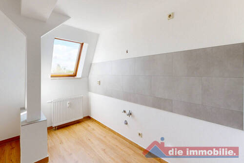 Küchenbereich mit Anschlüssen und moderner Wandgestaltung - 