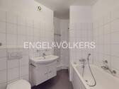Bad mit Dusche und Badewanne - 