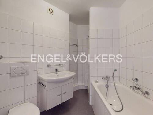 Bad mit Dusche und Badewanne - 