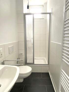 Helles Duschbad mit Fenster - 