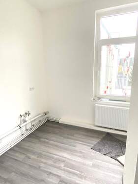 Helle Küche mit Fenster - 