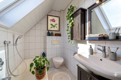 Bad Dachgeschoss Wohnbeispiel mit KI - 
